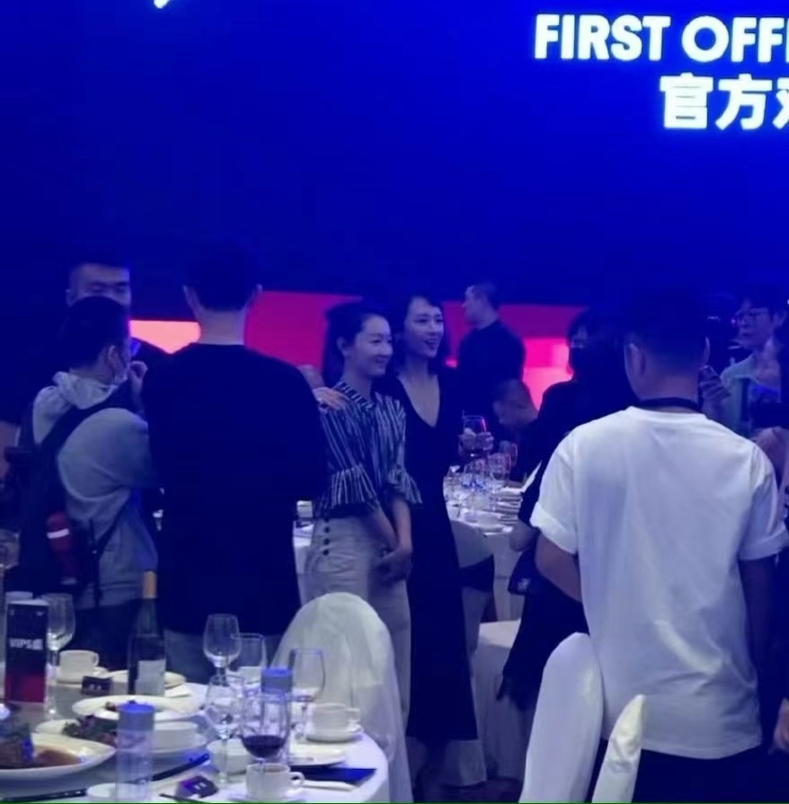 著名导演和章子怡周冬雨师姐妹聚餐，曾表示很欣赏她俩，期待合作_腾讯新闻