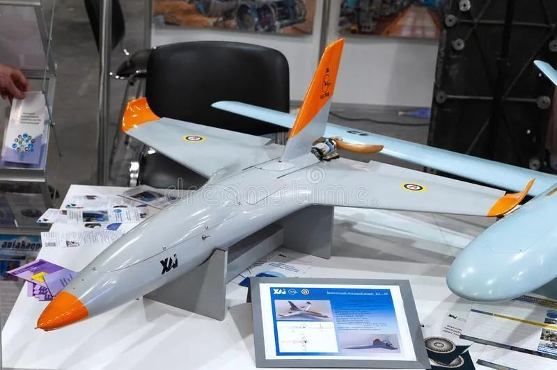 乌克兰展示固定翼自杀无人机采用无尾三角翼布局战斗部有点小