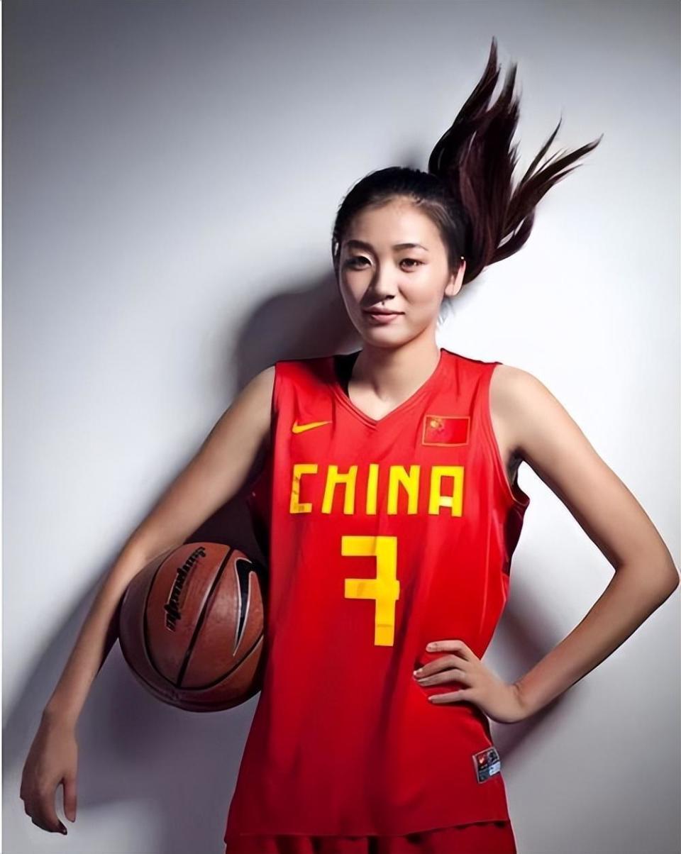 1米88篮球女神赵爽:32岁嫁1米9胖乎乎老公,元旦高调晒娃_腾讯新闻