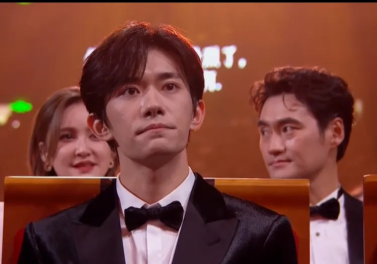 金雞獎頒獎名場面！宋佳二封詠梅失落，易烊千璽拿獎張藝謀樂開花 - 