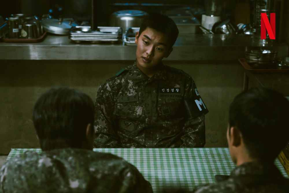 《D.P：逃兵追缉令2》人物浅谈「具教焕」，黑色之花生于黑暗_腾讯新闻