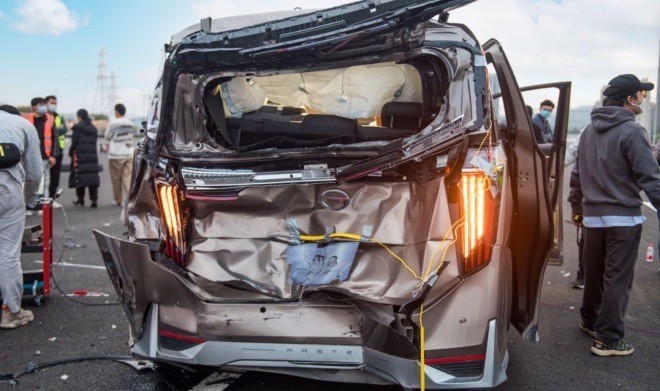 传祺m8遭前后夹击大型事故现场碰撞测试测出车企良心汽势之声