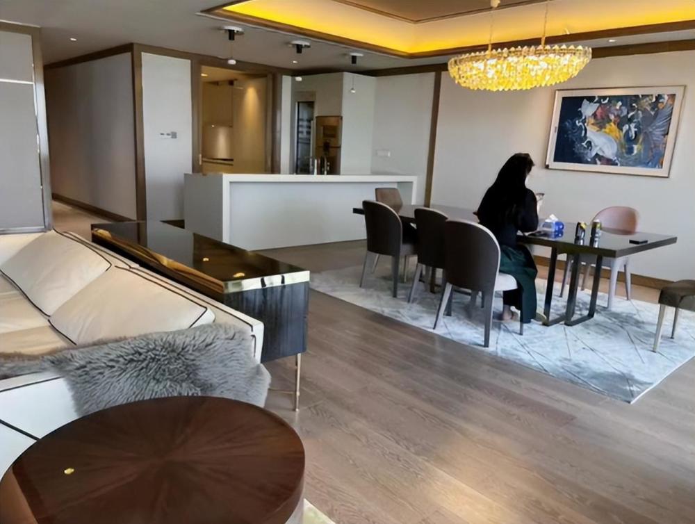 吴亦凡上海豪宅挂牌一周售出,成交价1.15亿,房屋面积406平_腾讯新闻