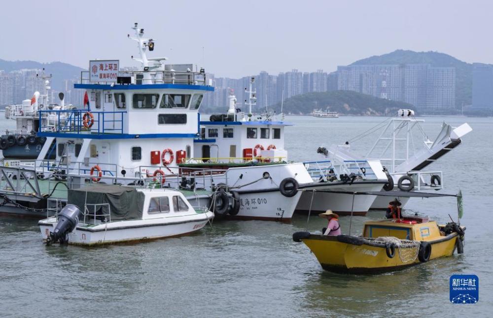 海上“美容师”——厦门海上环卫站守护碧海银滩