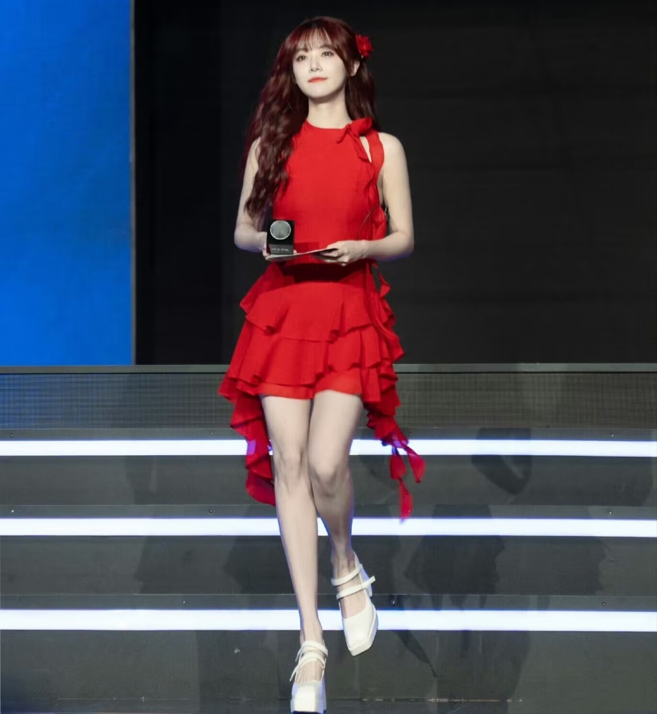 aj爆料小虎或将重回rng,小钰晒红玫瑰短裙