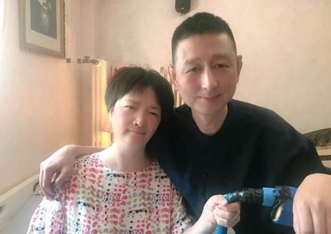 何晴告別儀式曝出噁心一幕！入殮師斥責媒體人，在告別廳門口架着攝像機拍攝 - 