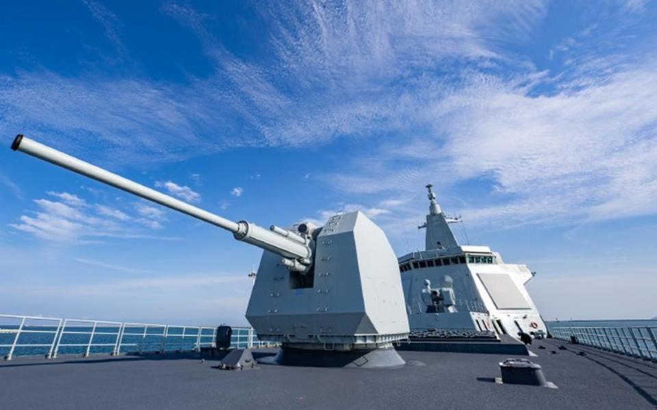 055大驱,南昌舰的130毫米主炮和对方的mk45 127毫米主炮形成了近距离