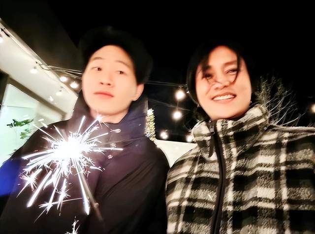 陈坤兔年晒三代人合照儿子陈尊佑气质高贵身世成谜妈妈不显老