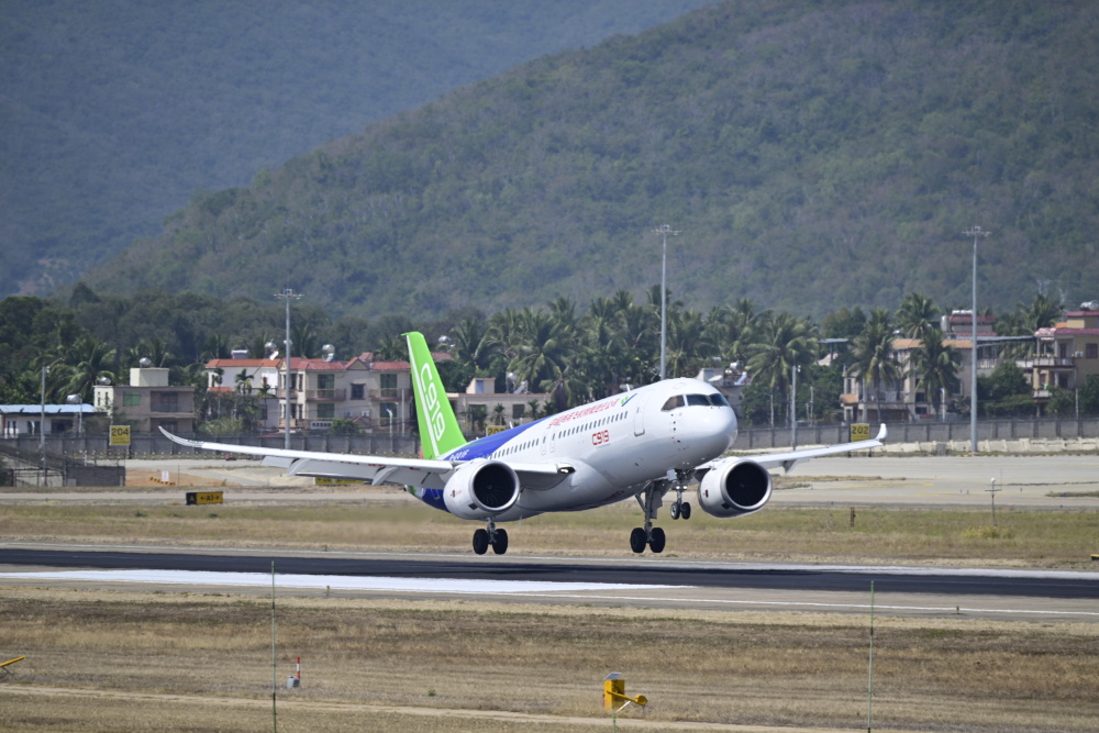 21飞抵三亚,稍后,将从三亚启程飞往新加坡,参加新加坡航展 摄影:曹楠