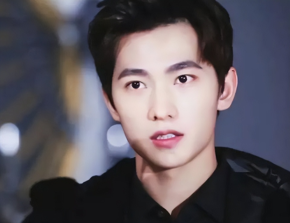 据悉,当时杨洋,李沁,蒋梦婕等人都是签约李少红的公司,杨洋因为不想