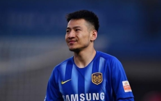 欺负小孩！“苏超”爆发争议，前中超名宿肘击17岁小将遭球迷怒喷
