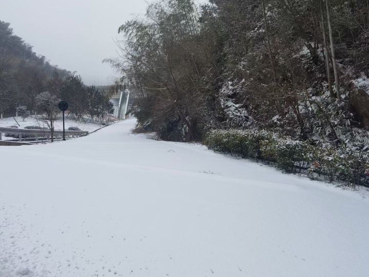 餘杭徑山從昨天(6日)下午3點開始下雪,今天(7日)凌晨5點多,大雪封山