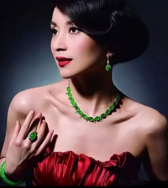 汤灿退圈12年后复出,穿紧身裙小腹凸起,戴上等翡翠手镯珠光宝气-腾讯