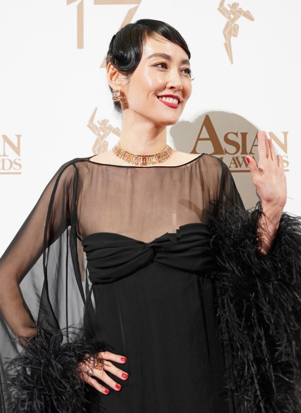 日本女星菊地凛子还是一如既往的气场强大,一身黑色礼服看起来很有