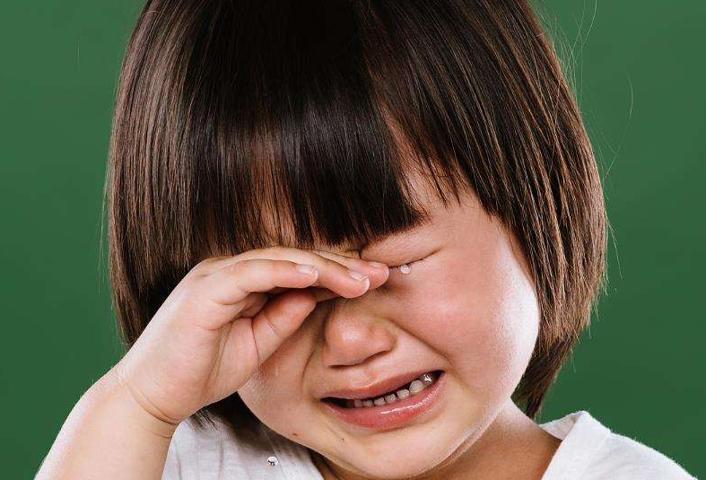 动不动就哭与忍住不哭的孩子不用等长大这3方面差距很明显