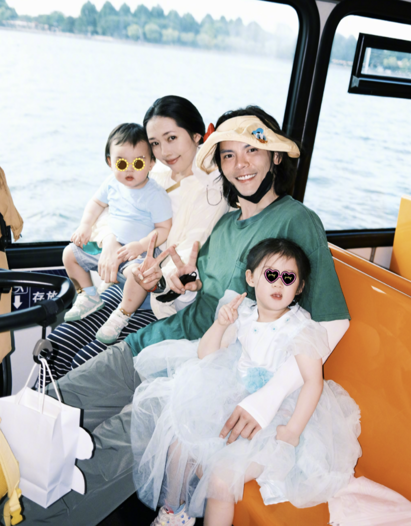 向佐儿童节晒全家福,一双儿女奶萌可爱,郭碧婷笑容甜美好幸福