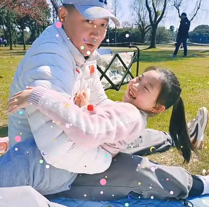陈法蓉前任杨俊毅罕露面,身材发福变化大,与9岁女儿出游太温馨_腾讯