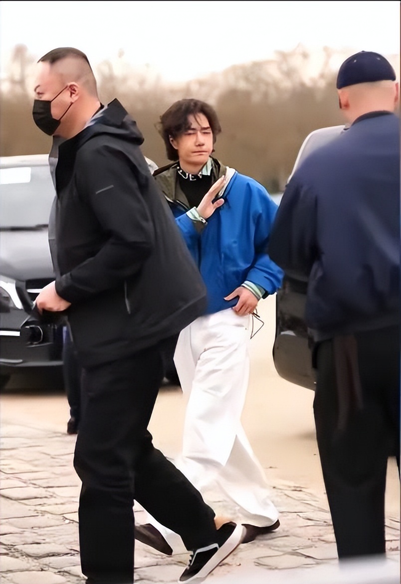 王一博巴黎時裝周受歡迎，外國攝影師都喊破音了，場內社交時獲陳都靈溫柔注視 - 
