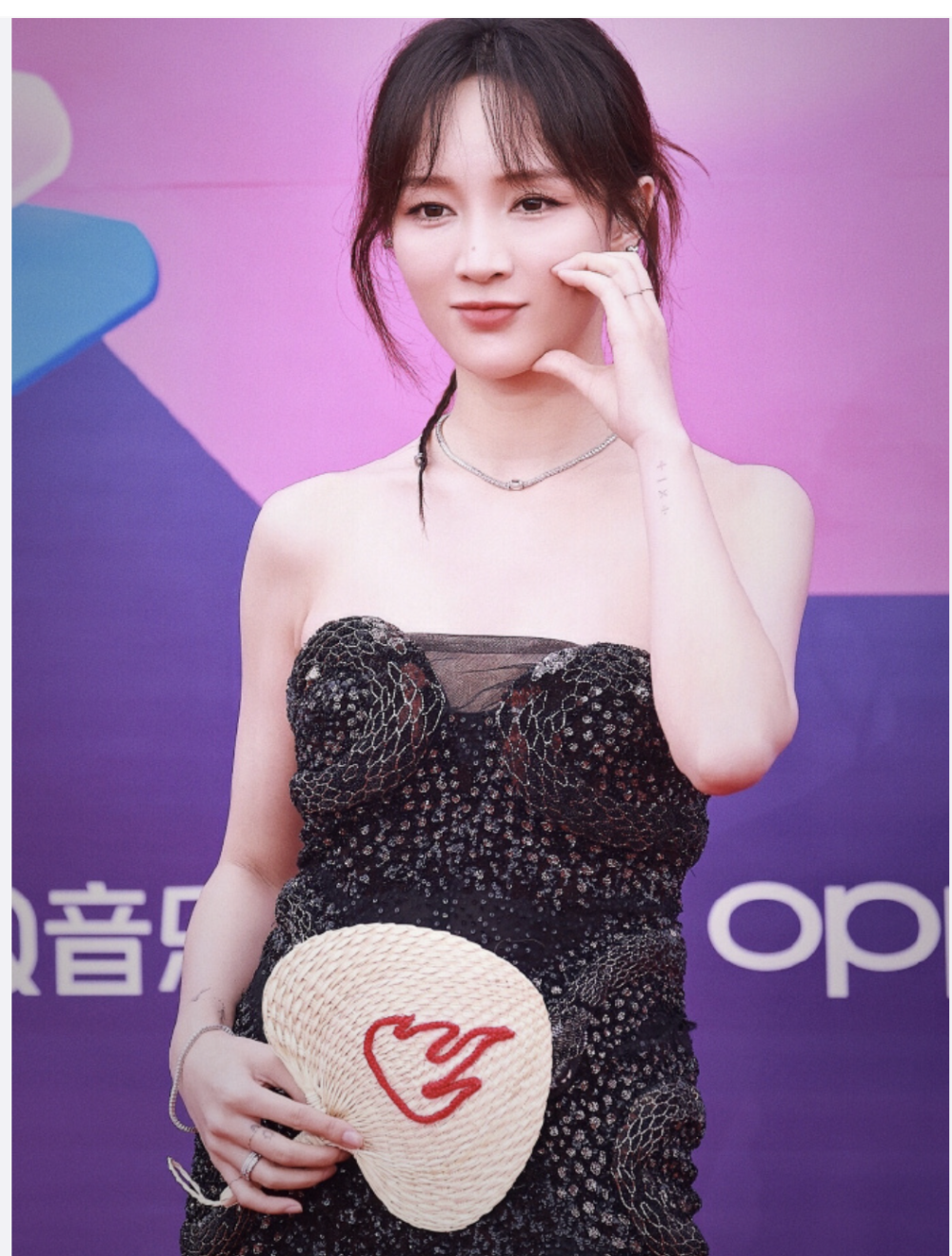 盛典红毯:孟佳好敢穿!但内娱「白幼瘦」审美,弊端出来了_腾讯新闻