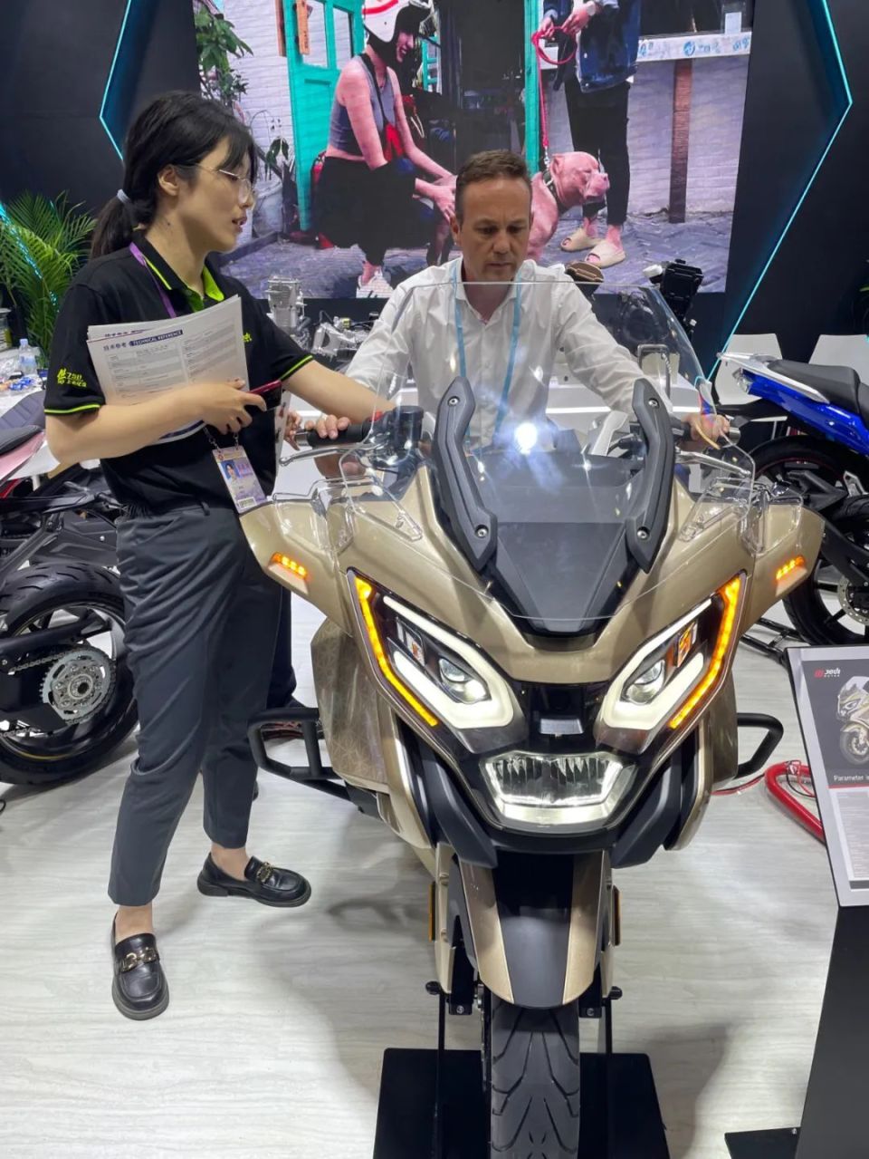 潮起珠江,探索世界——第135届广交会杰迪机车上演精彩开幕大秀!