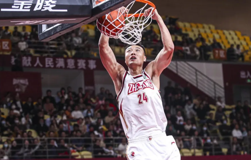 张大宇今年32岁,身高2米15,司职大中锋,过去17个赛季都在浙江男篮效力