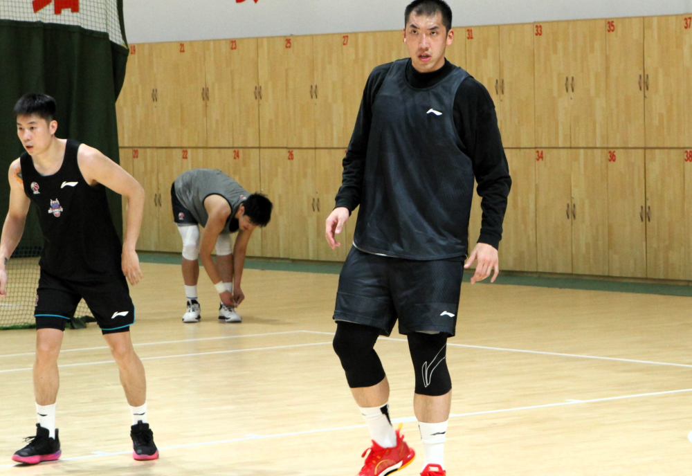 山东球迷日全员送签名为球迷服务陶汉林进三分小高肌肉大