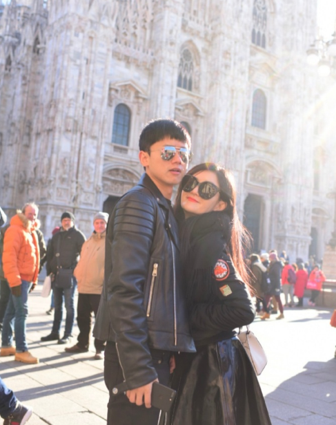 张杰首公开一家五口合照,跳俏迷妹式夸赞爸爸,父女手牵手好温馨_腾讯