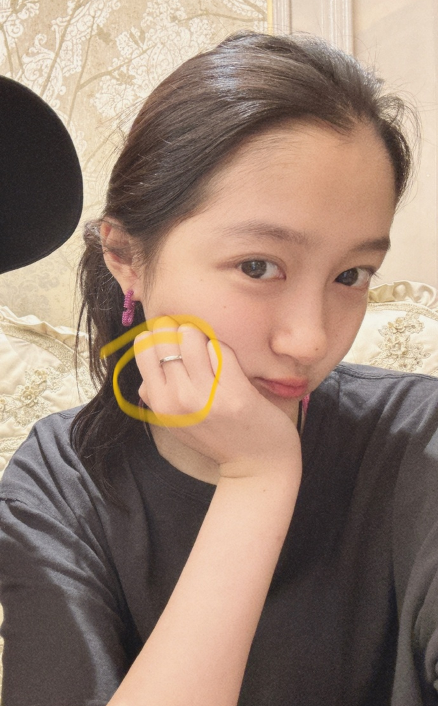 是因为在一张合影中,大家可以非常明显的看到,在关晓彤的手指上有一颗