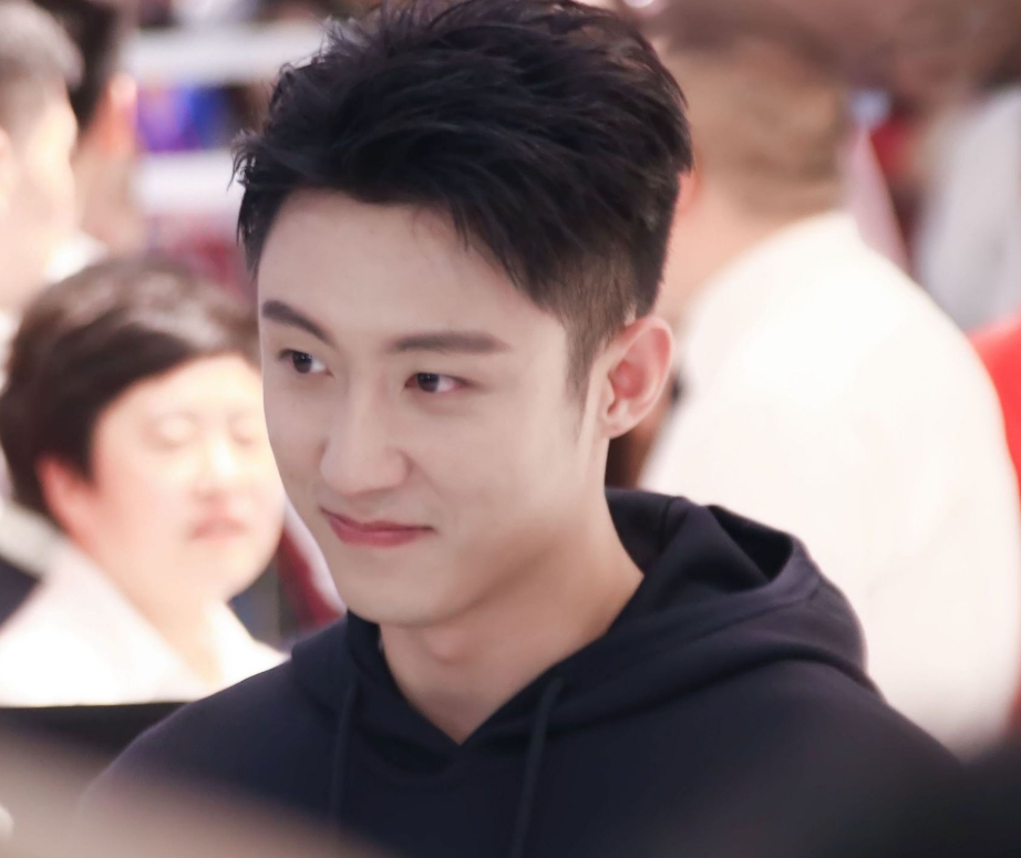 黄景瑜前妻晒聊天记录,暴露黄景瑜头像,"热带鱼"恋情又添新锤_腾讯