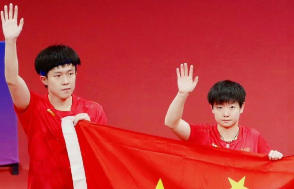 国乒抵达扬州!许昕率先亮相 莎头组合合体 刘诗雯与陈梦同区_腾讯新闻