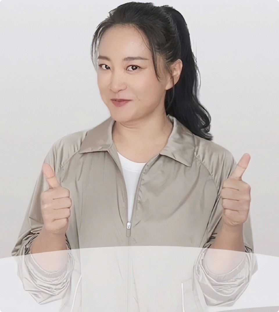 被贾玲近照惊艳,扎高马尾穿运动装太减龄,皮肤紧致状态似少女