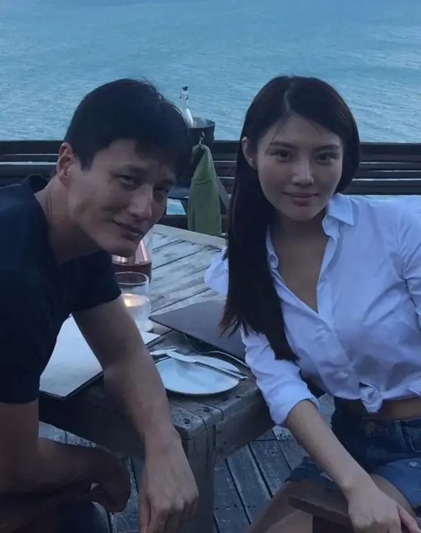 称自己关注徐冬冬很久了,却从未在视频中看到她和男友尹子维接吻,所以