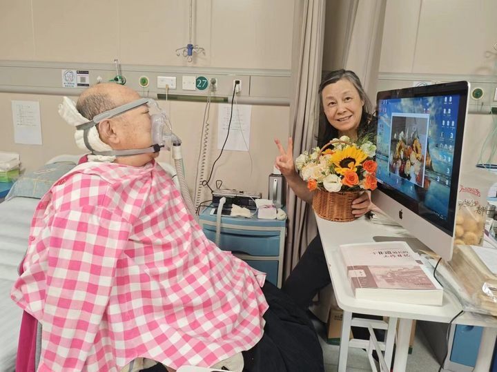 今年妇女节,记者给王淼夫人袁老师(右)送去鲜花,和王淼一起致敬伟大的