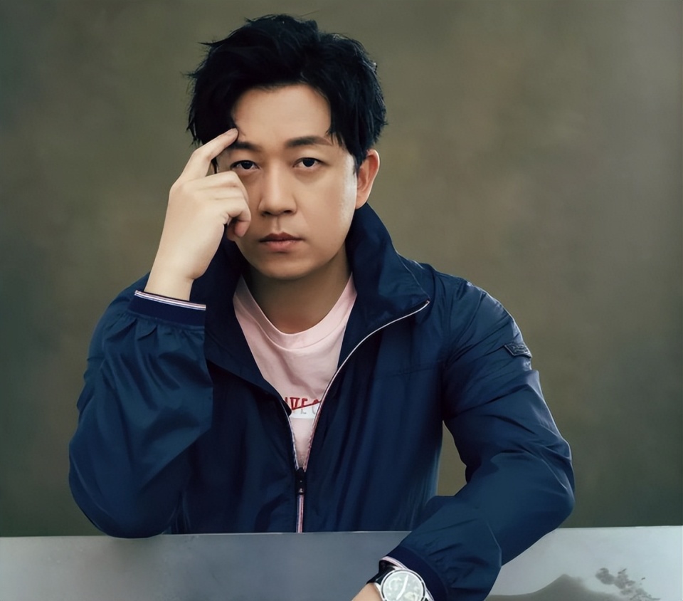 除了演艺事业,潘粤明还尝试过其他领域的挑战,如成立自己的工作室