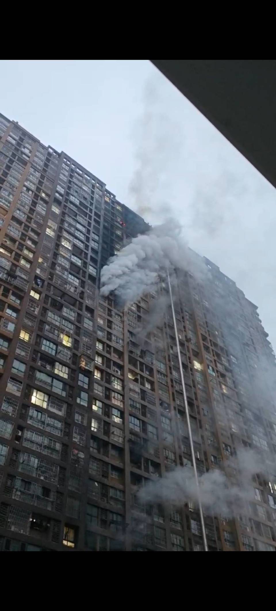 南京一名孕妇凌晨5点被火灾惊醒:屋内充满浓烟让人喘不过气_腾讯新闻