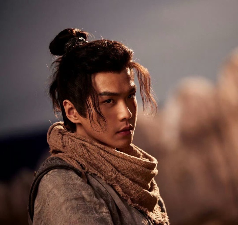 演绎这种正义侠客,本就是张若昀的拿手项,但难得的是他能在古装扮相差