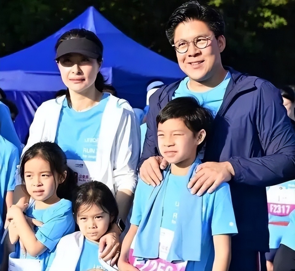 郭晶晶一家五口探索大自然,带孩子们体验户外,好幸福的家庭