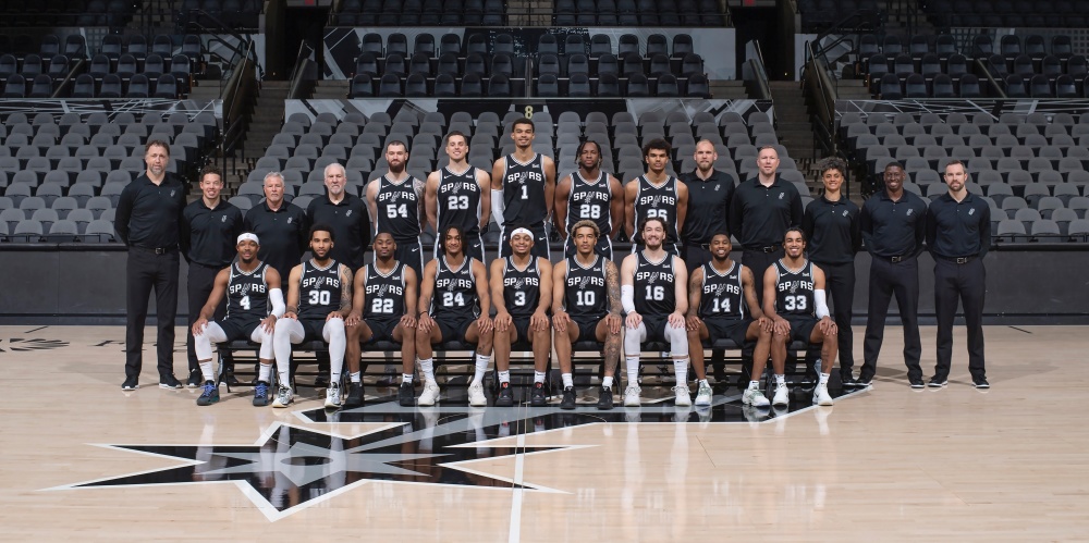 在马刺全家福上,第一排依次坐着格雷汉姆,尚帕尼,布兰纳姆,瓦塞尔