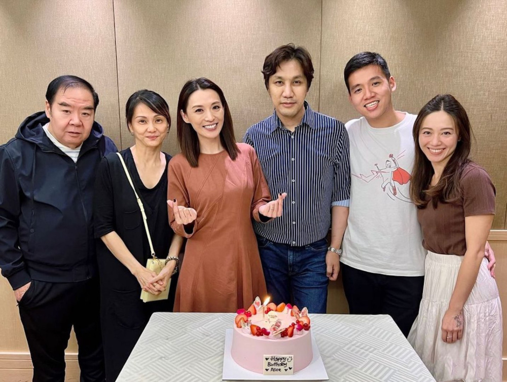 72岁郑则仕低调嫁女,与妻子林燕明荣升外公外婆笑容满面