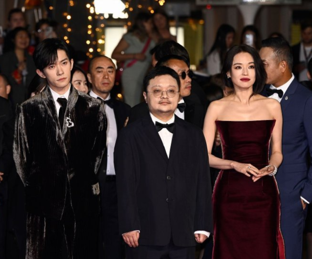 狂野时代》戛纳首映遭差评！故事晦涩难懂太无聊，演员恐获奖无望-腾讯新闻