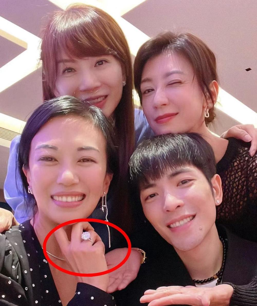 萧敬腾求婚后首露面，携未婚妻录节目，50岁林有慧穿着宽松肚子凸起-萧敬腾?
