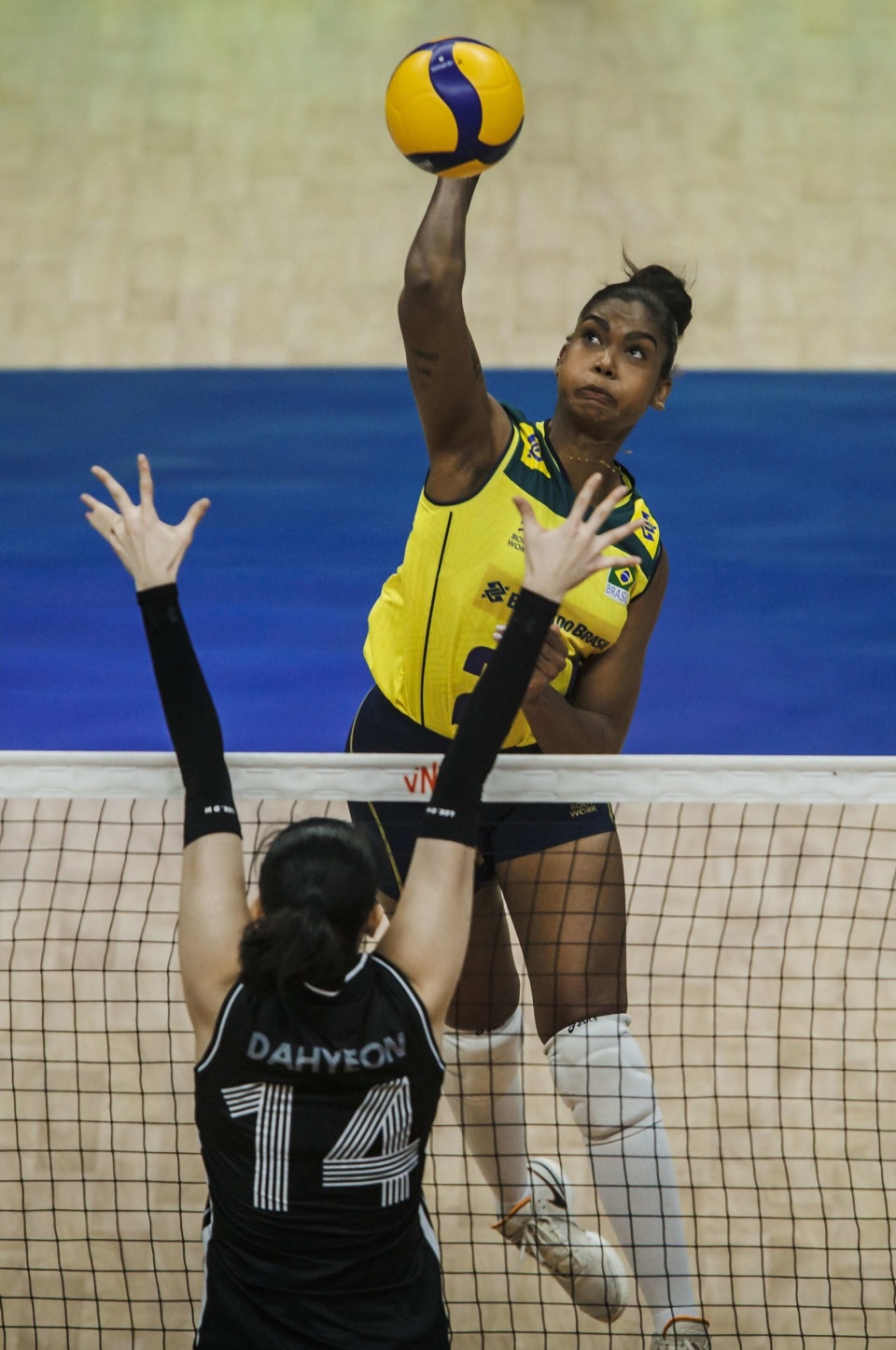 世界女排联赛巴西30送韩国五连败名将塔伊萨复出首秀斩获11分