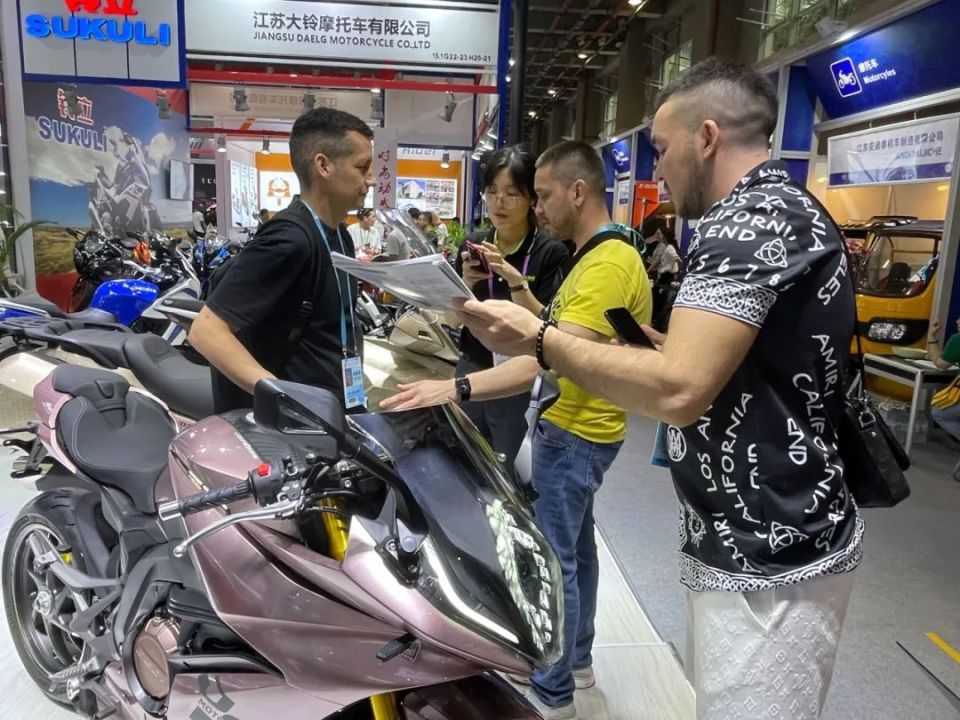 潮起珠江,探索世界——第135届广交会杰迪机车上演精彩开幕大秀!