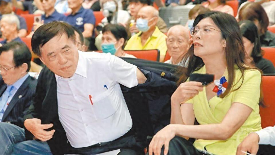 南投副议长“开第一枪”，表态郝龙斌当选就退党，罗智强36字震撼发声_腾讯新闻