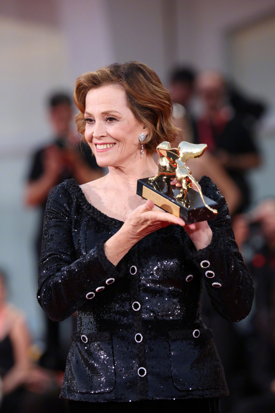 "异形女王"西格妮·韦弗领取威尼斯电影节终身成就金狮奖