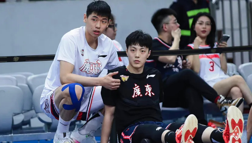 徐杰,胡明轩合砍28 10,广东男篮22分大胜广州_腾讯新闻