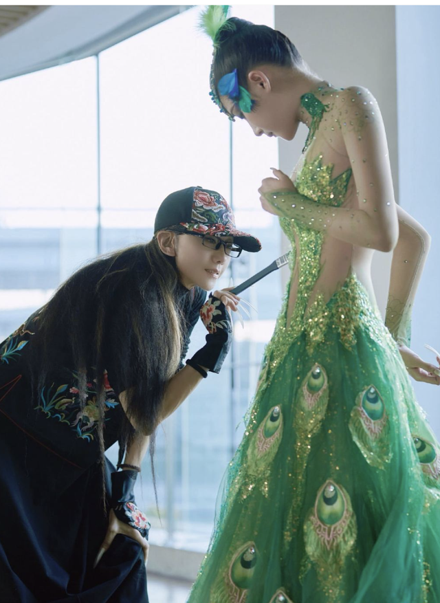 66岁杨丽萍和关晓彤像姐妹钟楚曦苗苗再现芳华名场面