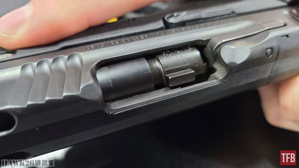 7手枪采用内置击锤发射系统,而非其他m&p手枪系列采用的击针平移式