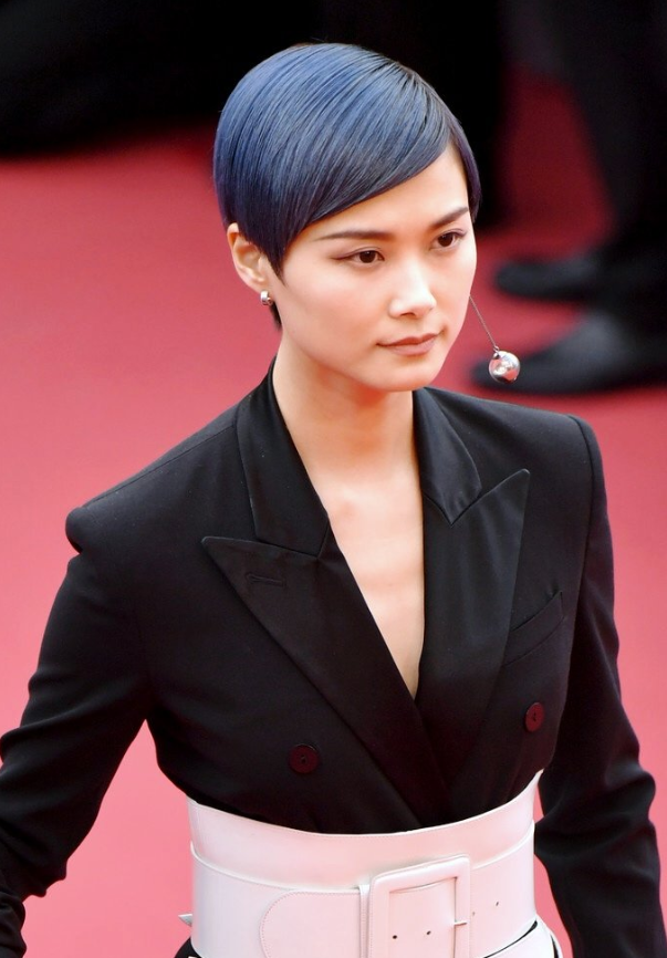 有一种"尴尬",叫李宇春玩性感,明明条件有限,却非要露点什么 - x迷