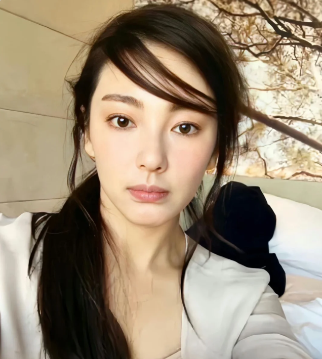张雨绮飞机上被偶遇,素颜清纯减龄,拒绝合影被嘲"架子大"